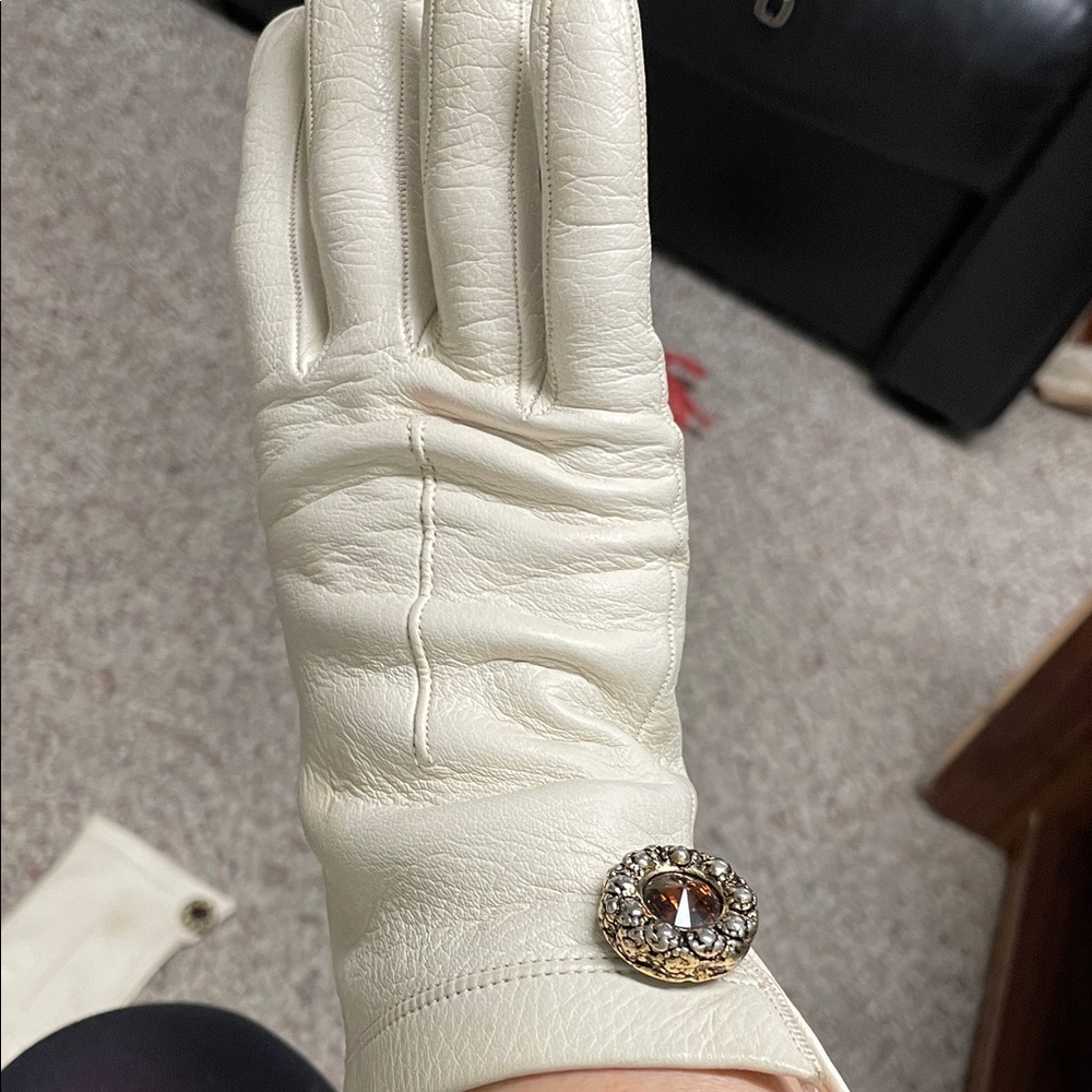 Vintage 30s/40s White Leather Gloves with jewel accent